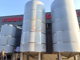濟南中釀30到50噸啤酒廠設備清酒罐